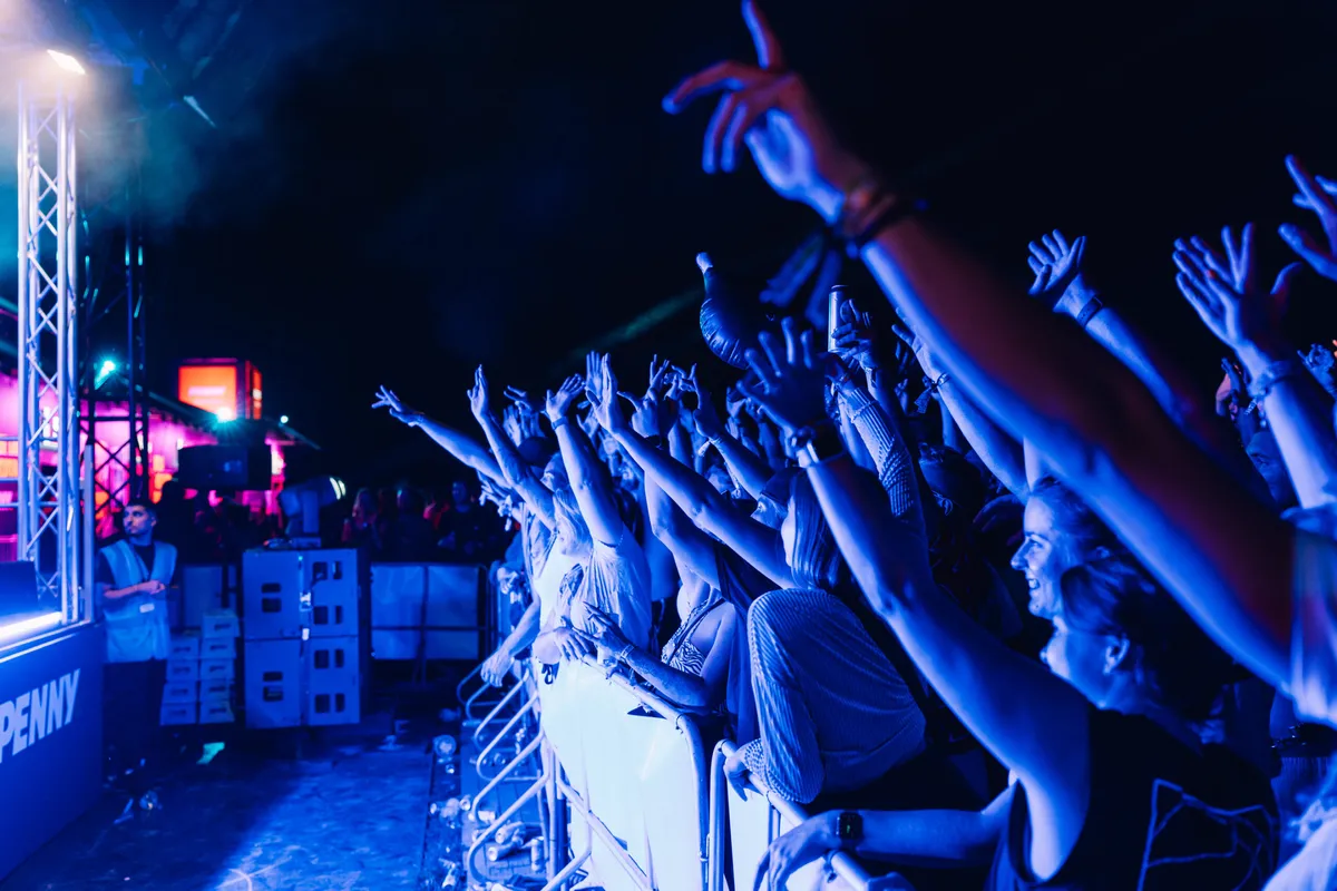 Deejay Plus beim Festival mit begeistertem Publikum.